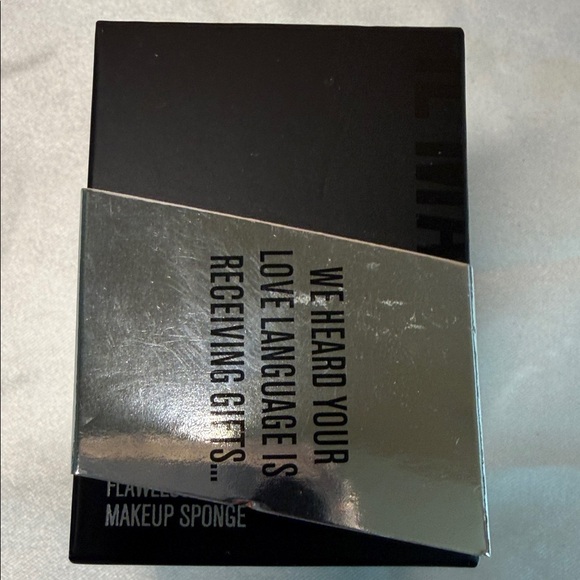 IL MAKIAGE Other - IL MAKIAGE Black and Silver Makeup Sponge Box